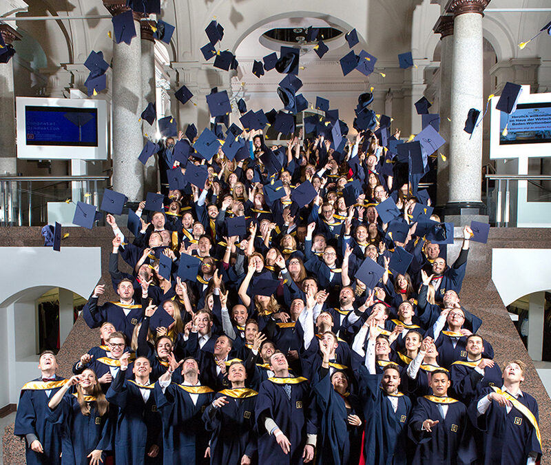 166 Absolventen feiern ihren Masterabschluss
